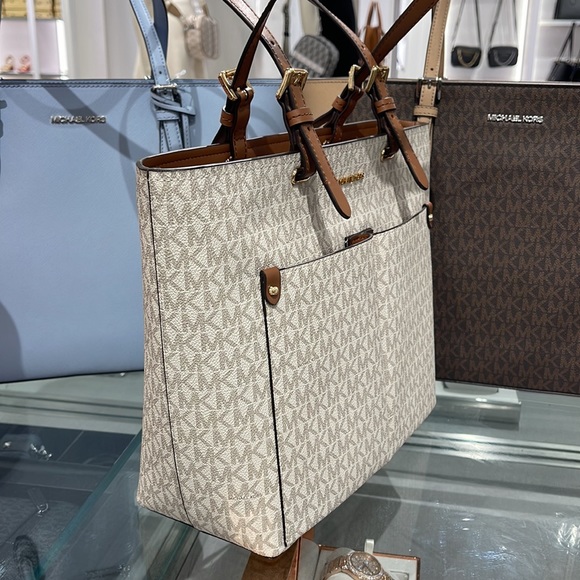 MICHAEL KORS JET SET TRAVEL MEDIUM DOUBLE POCKET TOTE 
VANILLA SIGNATURE
NWT - Picture 3 of 16